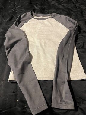 Hollister Long Sleeve Raglan Tee in Light Gray and Dark Gray